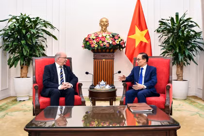 越南外交部部长黎怀忠会见瑞典外交部国务秘书哈特留斯。越南外交部供图