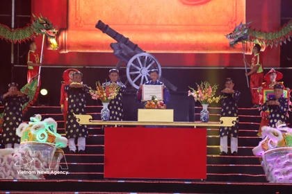 开幕节目的亮点是“神功炮”开火仪式。图自越通社