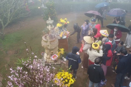 四面八方游客涌入努庙—仙庵景区。图自越通社