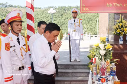 越共中央书记处常务书记陈锦秀与各位代表怀着崇敬之情，敬献花圈、上香，向烈士英灵鞠躬致意。图自越通社
