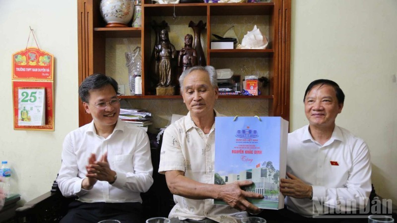 越共中央委员、国会副主席阮克定向伤残军人范文良赠送慰问品。图自《人民报》