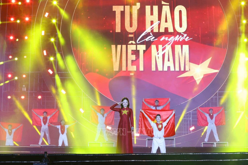 文艺晚会《我自豪，我是越南人》上的表演节目。图自越通社