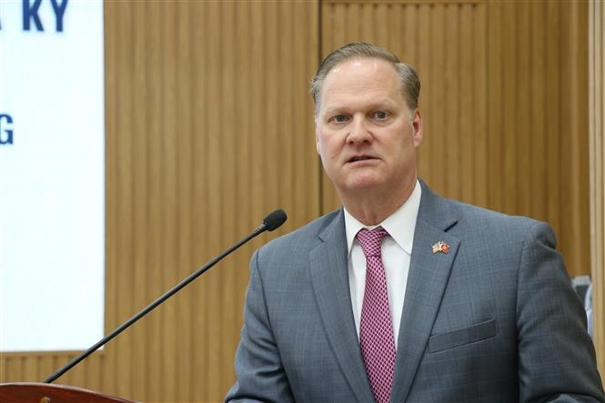 美国驻越南大使馆商务参赞史蒂夫·格林（Stephen L. Green）在研讨会上发表讲话。图自越通社