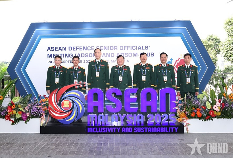 越南国防部副部长黄春战上将和越南代表团出席在马来西亚举行的东盟国防高官会。图自《人民军队报》