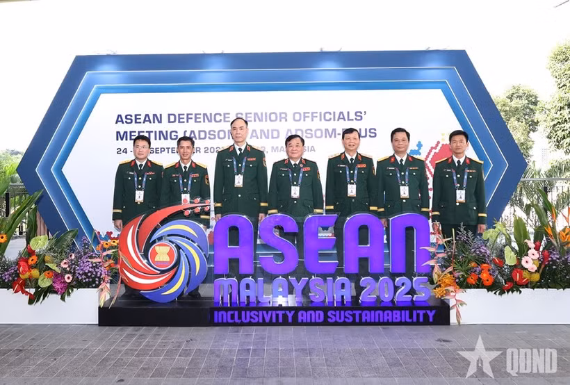 越南国防部副部长黄春战上将和越南代表团出席在马来西亚举行的东盟国防高官会。图自《人民军队报》