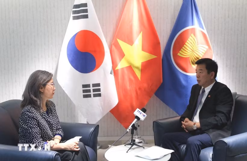 越南驻韩国大使武湖接受越通社记者采访。图自越通社