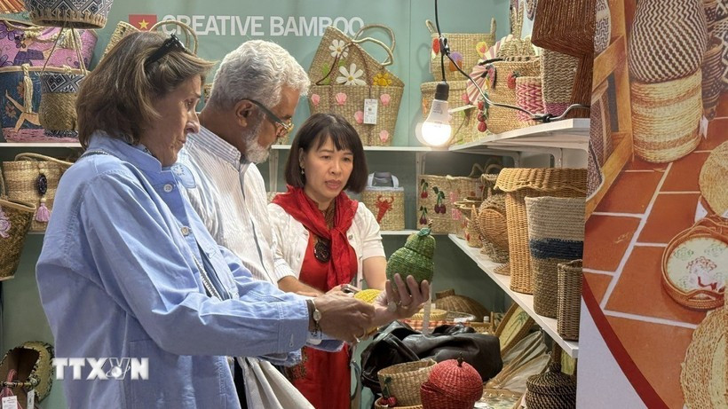 国际游客参观越南商品展区。图自越通社