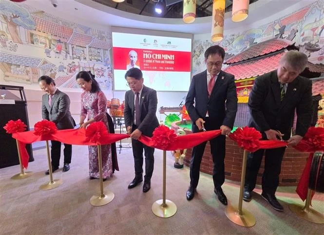 代表们为“胡志明主席——和平与友谊象征”展览会开幕式。图自越通社