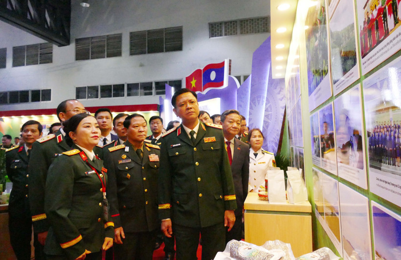 越南和老挝国防部领导参观2025年越南—老挝企业贸易对接与产品展销会上的展位。图自越通社