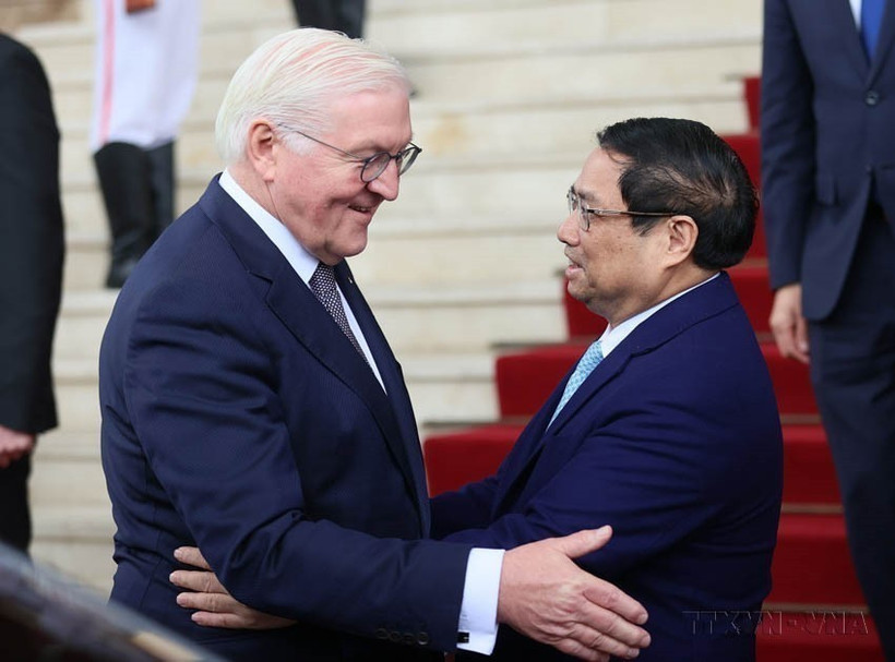 越南政府总理范明政在政府总部会见了正对越南进行国事访问的德国总统弗兰克-瓦尔特·施泰因迈尔（Frank-WalterSteinmeier）。图自越通社