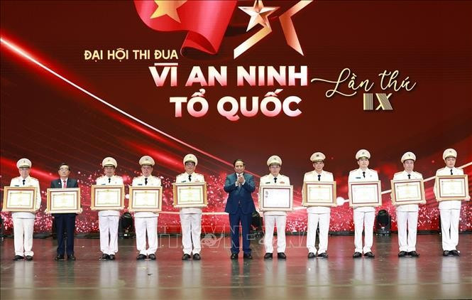 范明政向在工作中取得优异成绩的集体和个人授予人民武装力量英雄称号和一等军功勋章。图自越通社