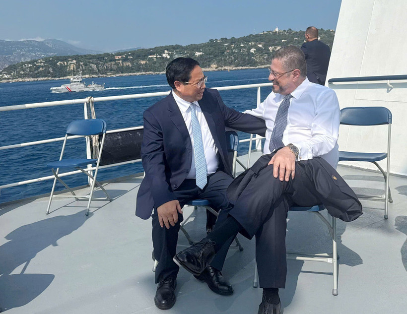 越南政府总理范明政与哥斯达黎加总统罗德里戈·查韦斯·罗夫莱斯。图自越通社