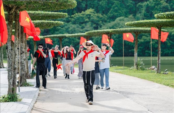 游客们参观宁平省通岩生态旅游区。图自越通社