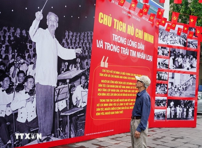 首都市民参观关于胡志明主席的图片展。图自越通社
