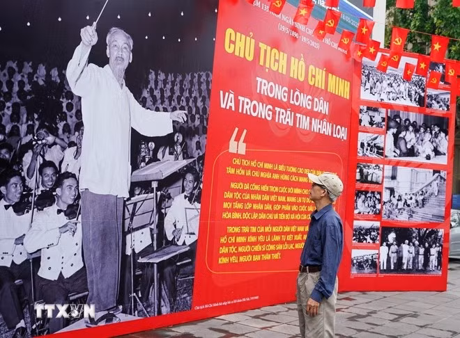 首都市民参观关于胡志明主席的图片展。图自越通社