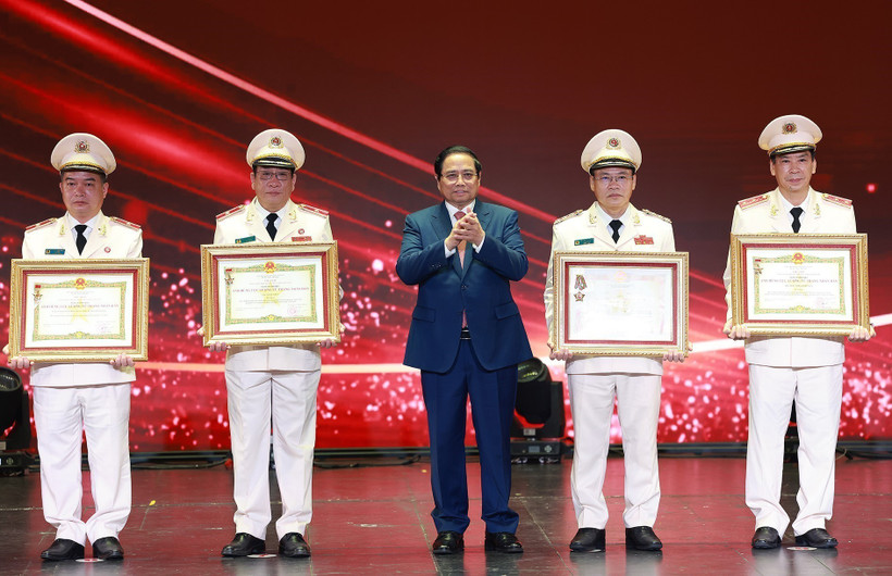 范明政总理向在工作中取得优异成绩的集体和个人授予“人民武装力量英雄”称号和一级军功勋章。图自越通社
