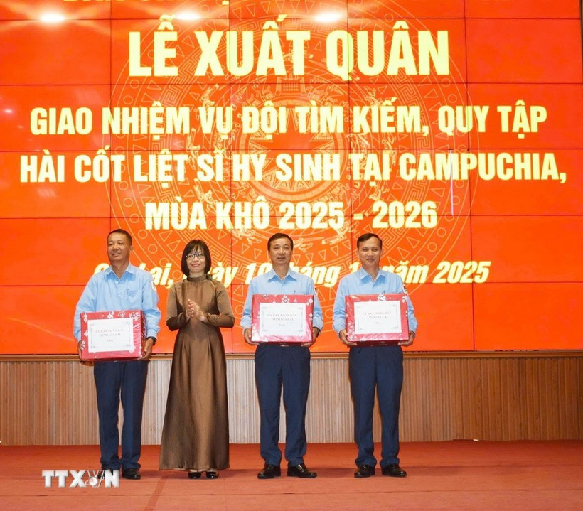 莱省人民委员会副主席、515号指导委员会主任阮氏清历与K52队干部战士代表。图自越通社