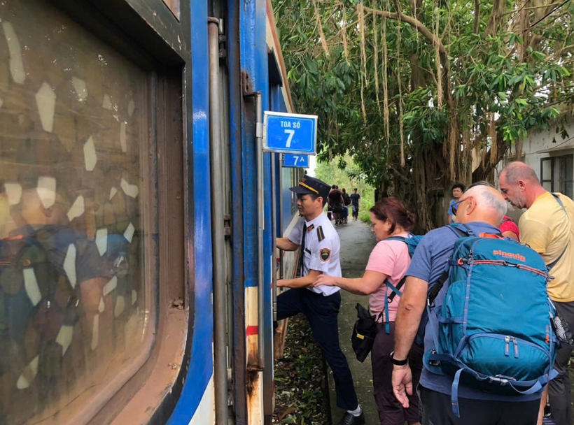 在中转服务方面，铁路部门已组织近1500名旅客通过公路在清化站与长林站之间往返转运。图自互联网
