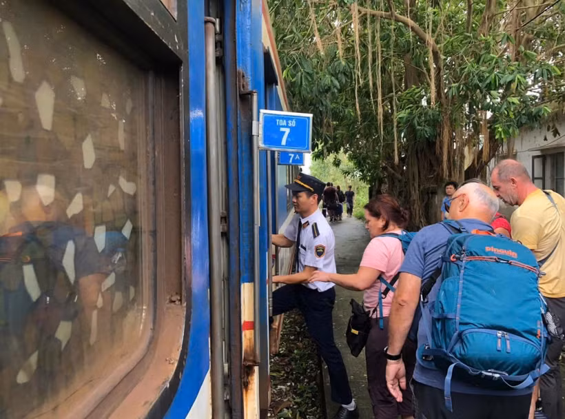 在中转服务方面，铁路部门已组织近1500名旅客通过公路在清化站与长林站之间往返转运。图自互联网
