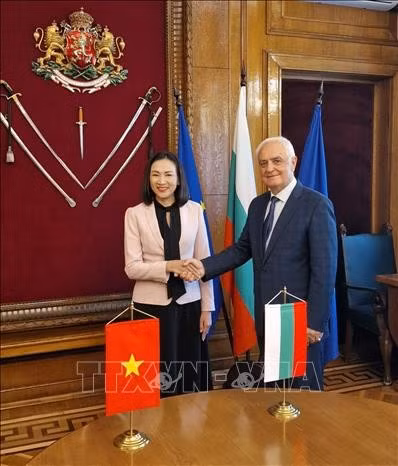 越南驻保加利亚大使阮氏明月与保加利亚国防部长阿塔纳斯·扎普里亚诺夫。图自越通社