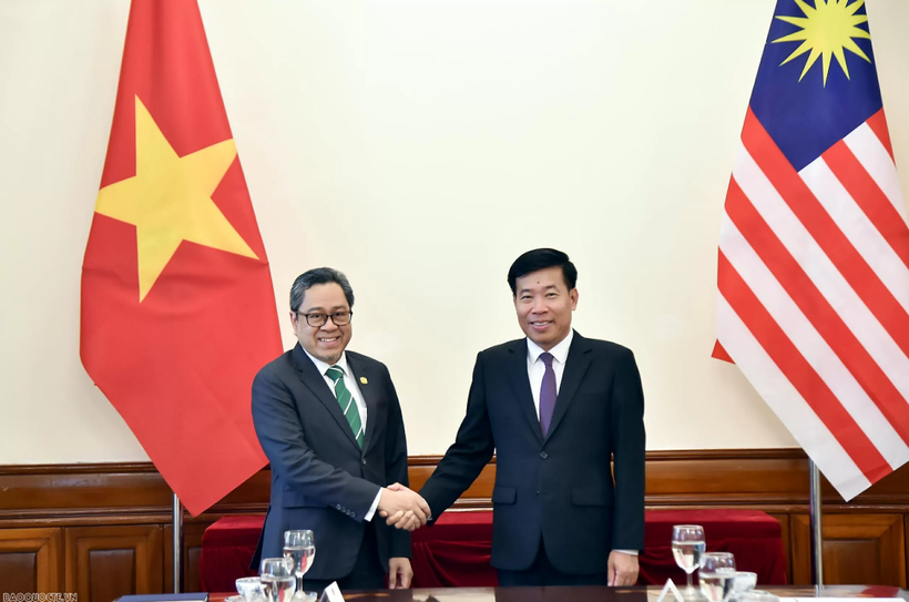越南外交部副部长阮孟强与马来西亚外交部副秘书长拿督阿末·罗兹安·阿卜杜勒·加尼。图自互联网