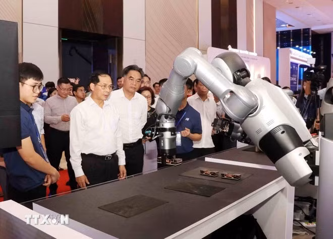 越南政府副总理裴青山检查2025年秋季经济论坛框架内高科技产品展位。图自越通社