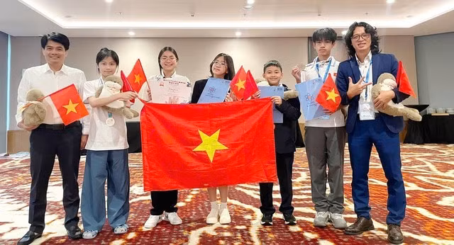 河内学生在2025年世界青年物理奥林匹克竞赛中获得5枚奖牌。组委会供图