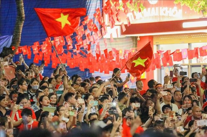 首都人民观看庆祝八月革命和9·2国庆80周年（A80任务）阅兵、游行国家级预演。图自越通社