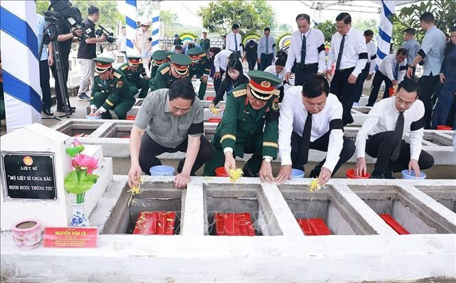 政府总理范明政出席在安江省泰山坊得婆坡陵园举行的在柬埔寨和国内牺牲的越南烈士及专家安葬仪式。图自越通社