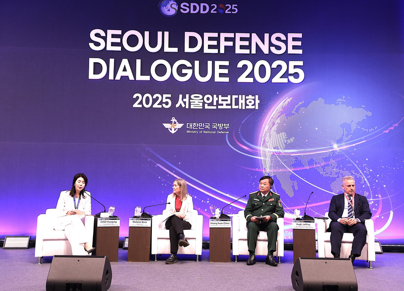 越南国防部副部长黄春战上将参加一场讨论会。图自越通社