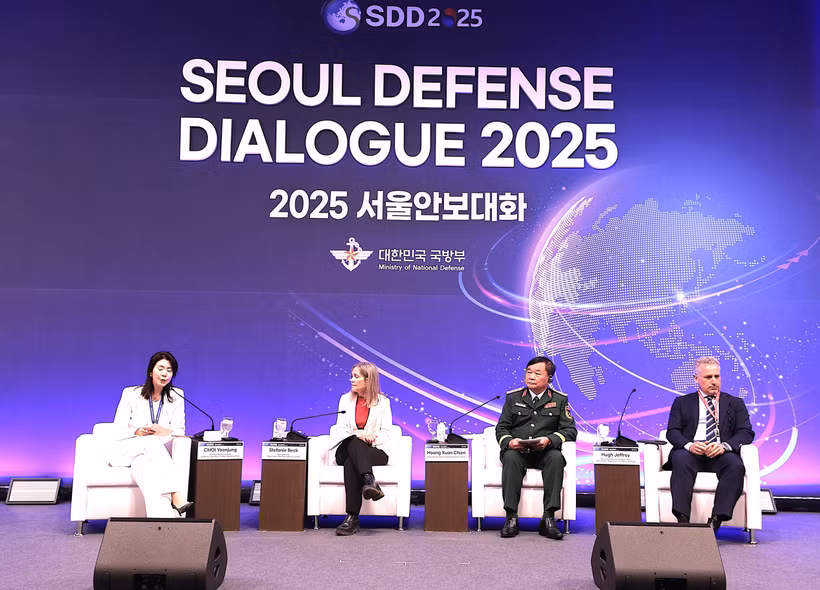 越南国防部副部长黄春战上将参加一场讨论会。图自越通社