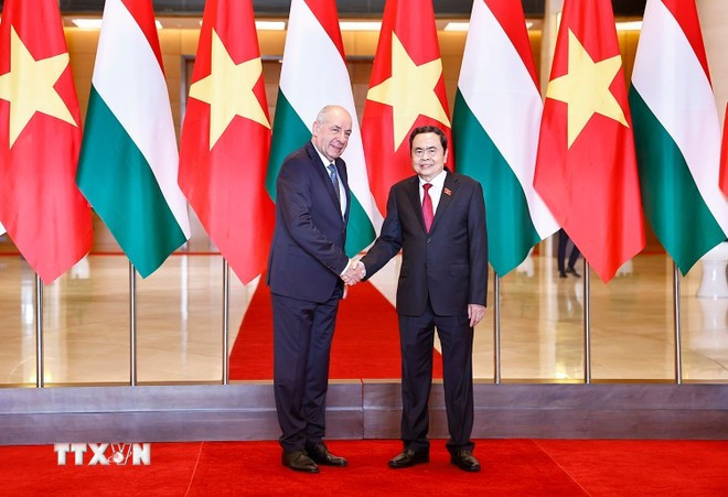 2025年5月28日下午，越南国会主席陈清敏在国会大厦会见了正对越南进行正式访问的匈牙利总统舒尤克·道马什。图自越通社