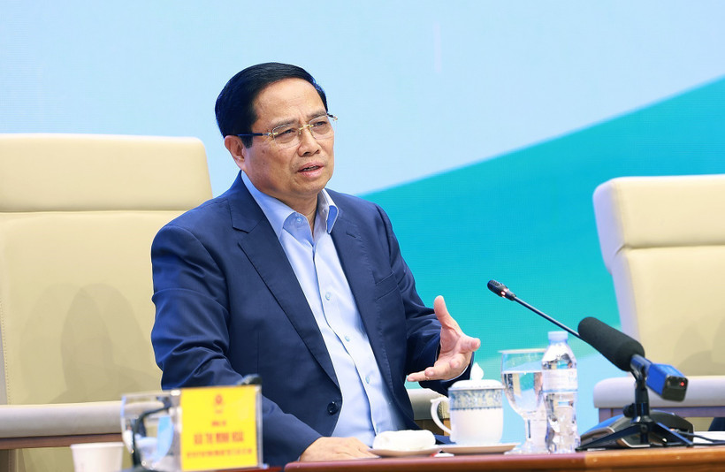 越南政府总理范明政与农民进行对话。图自越通社