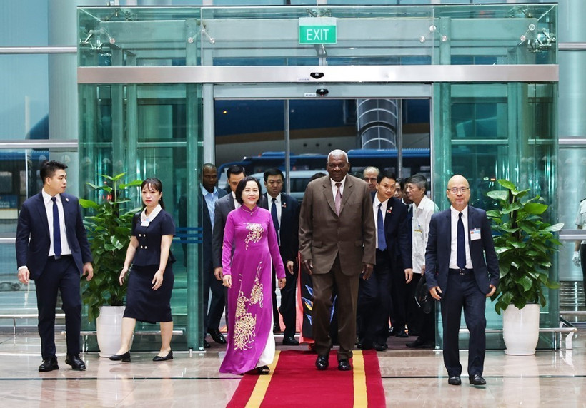 越南国会副主席阮氏青迎接古巴共和国全国人民政权代表大会主席兼国务委员会主席埃斯特万·拉索·埃尔南德斯。图自越通社