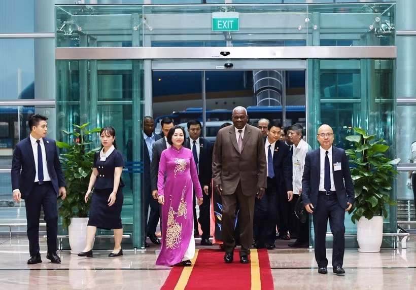 越南国会副主席阮氏青迎接古巴共和国全国人民政权代表大会主席兼国务委员会主席埃斯特万·拉索·埃尔南德斯。图自越通社