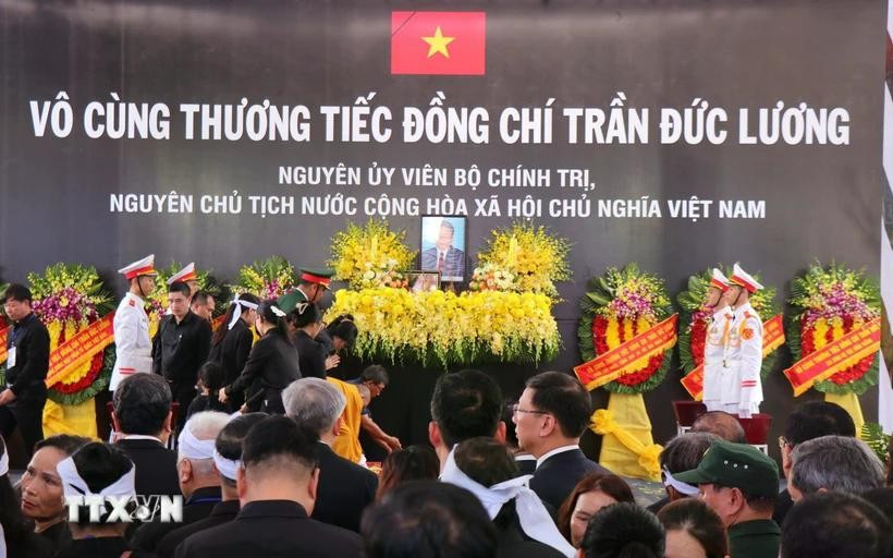 原越南国家主席陈德良追悼会按国葬规格在陈圣宗街5号国家殡仪馆举行。图自越通社