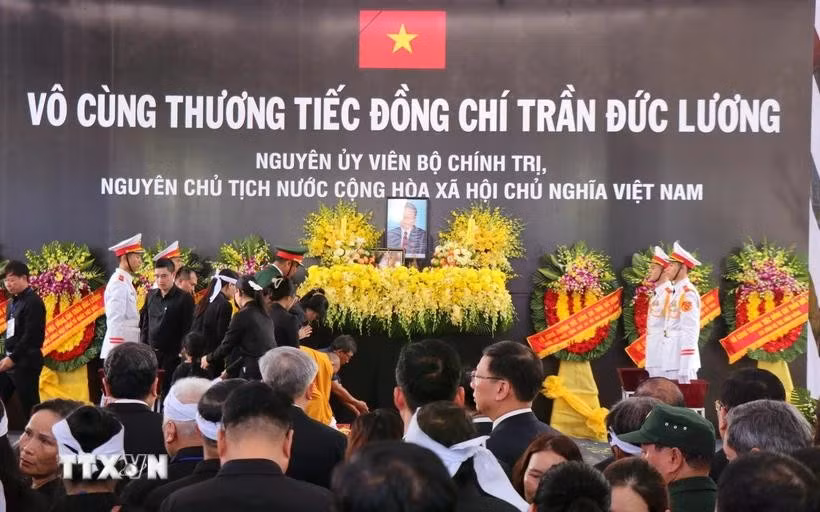 原越南国家主席陈德良追悼会按国葬规格在陈圣宗街5号国家殡仪馆举行。图自越通社