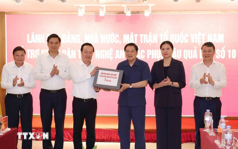 越共中央政治局委员、中央书记处书记、中央内政部部长潘廷镯向乂安省人民转交党、国家、越南祖国阵线的援助物资。图自越通社