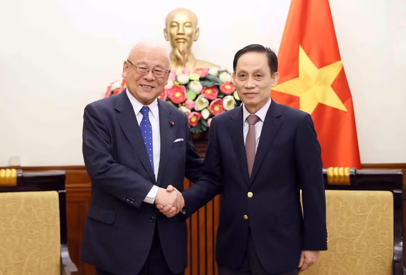 越共中央书记处书记、外交部长黎怀忠会见日越友好议员联盟特别顾问武部勤。图自越通社