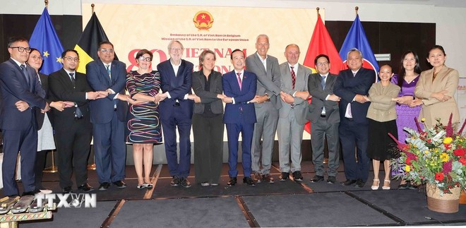 出席招待会的代表们合影。图自越通社