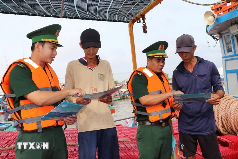 职能力量向渔民宣传相关法律和规定。图自越通社