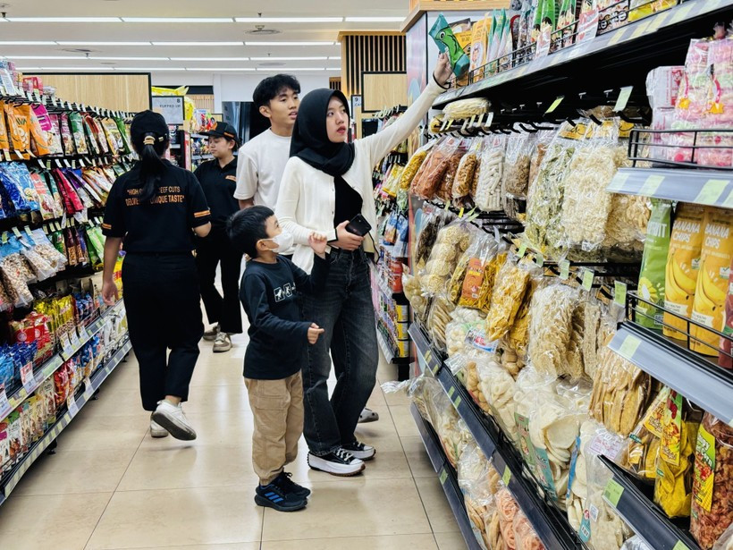 印尼的消费者在超市购物。图自越通社