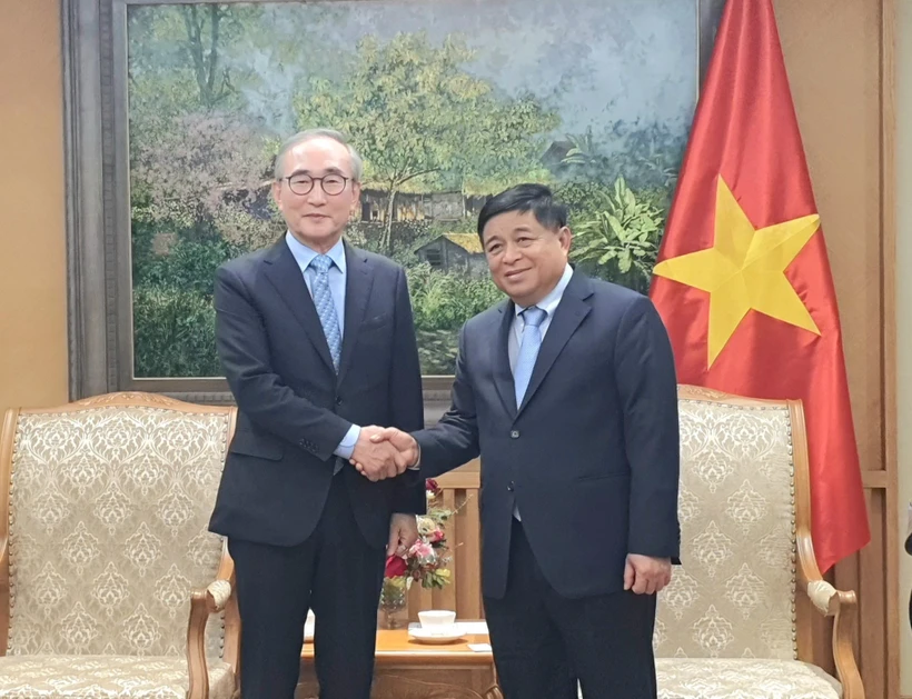 越南政府副总理阮志勇在会见正在访问越南的韩国电信公司（KT）总裁金永燮。图自越通社