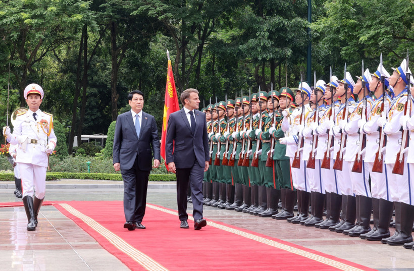 国家主席梁强和法国总统埃马纽埃尔·马克龙检阅仪仗队。图自越通社