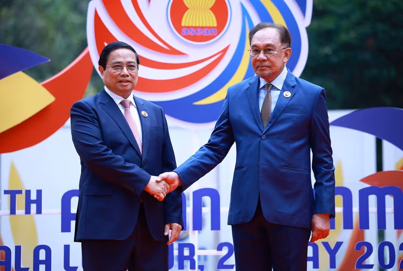 马来西亚总理安瓦尔·易卜拉欣迎接越南政府总理范明政。图自越通社