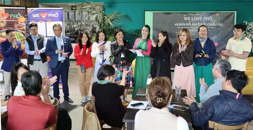 “我们爱河粉”网络成员。图自越通社