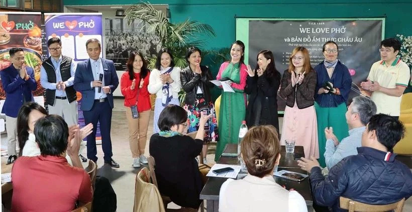 “我们爱河粉”网络成员。图自越通社