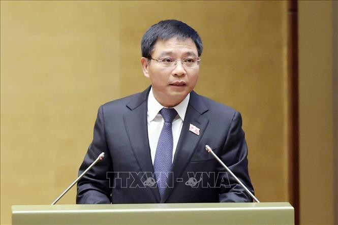 财政部长阮文胜作关于《投资法（修订草案）》的呈文及审查报告。图自越通社