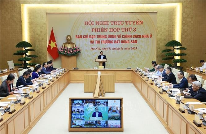 越南政府总理、住房与房地产市场政策中央指导委员会主任范明政主持会议。图自越通社