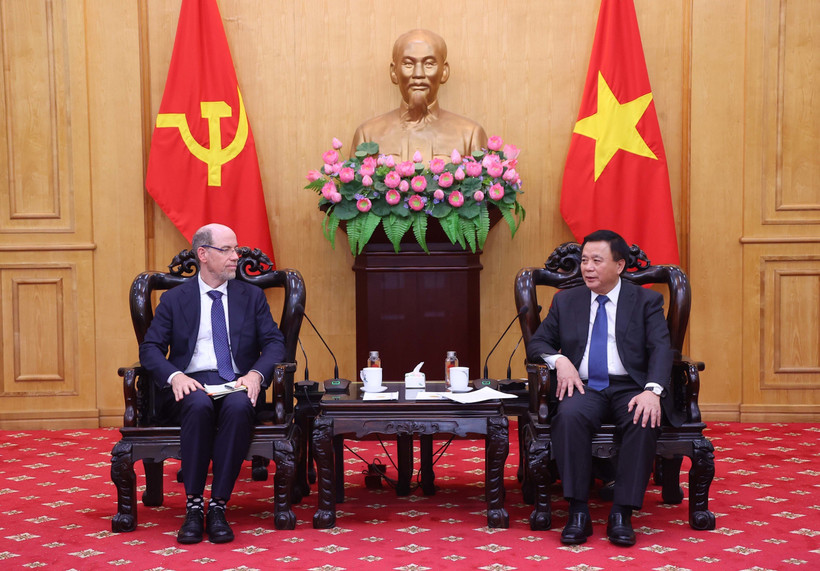 胡志明国家政治学院院长阮春胜教授会见谷歌负责政府事务与公共政策的副总裁多伦·阿夫宁。图自越通社